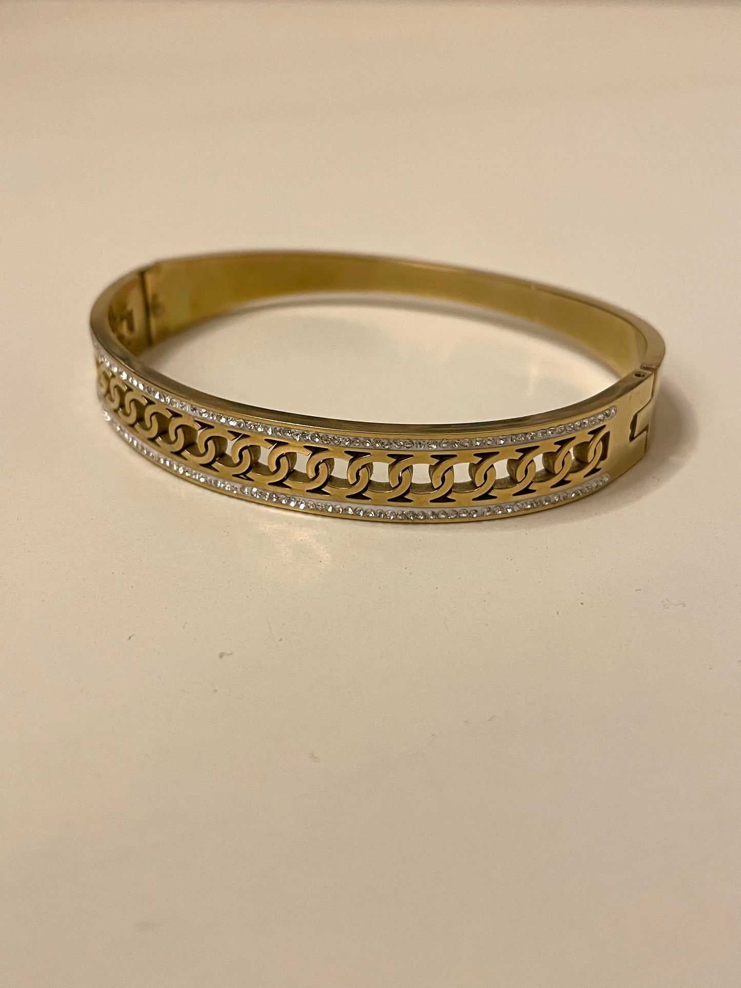 Interlinked cuff
