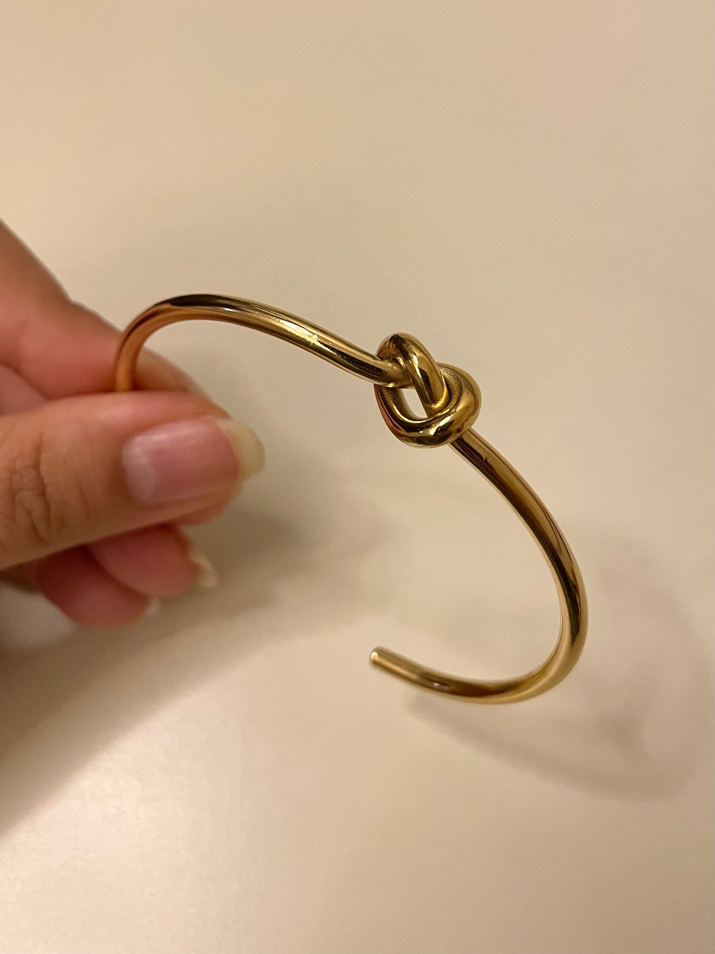 Knot cuff