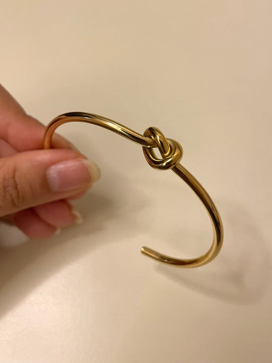 Knot cuff
