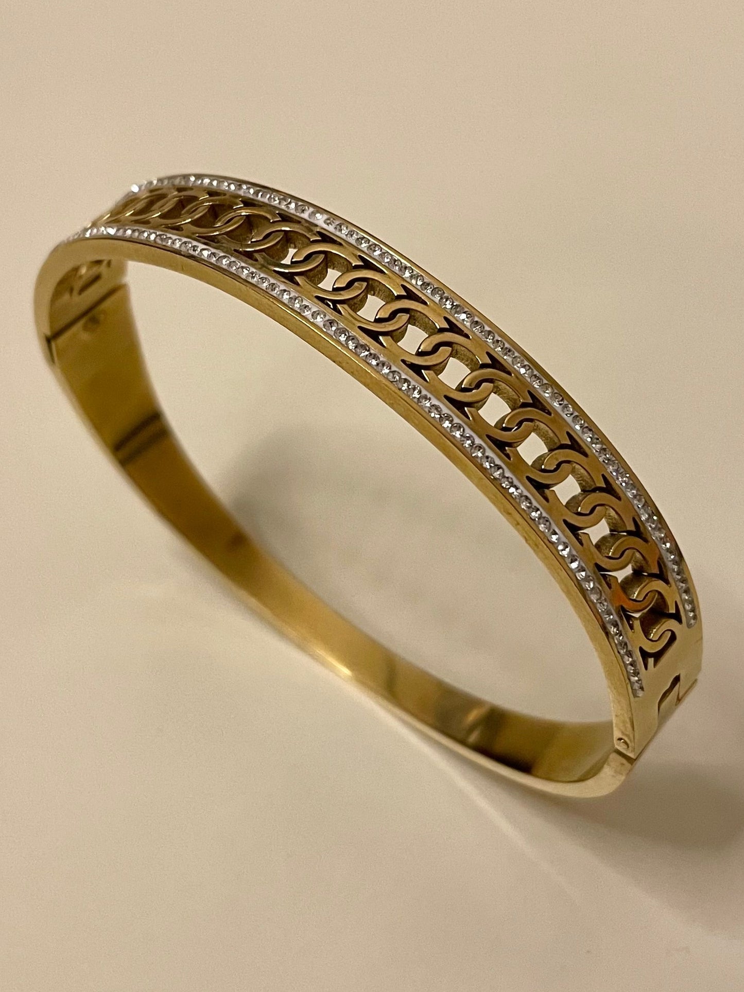 Interlinked cuff