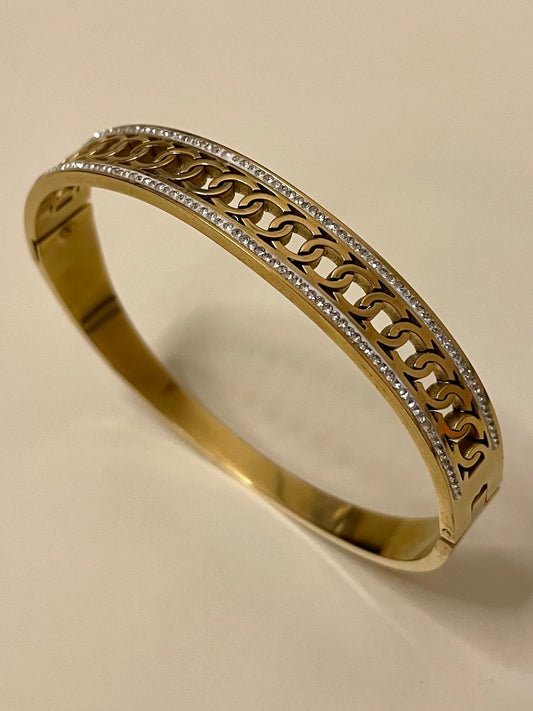 Interlinked cuff